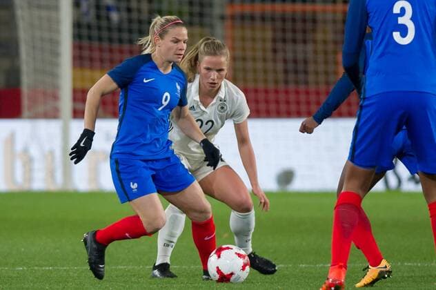 v.li.: Eugenie Le Sommer (Frankreich, 9) im Zweikampf, Duell mit, duel with Tabea Kemme (Deutschland, 22), Fussball, Frauen-Länderspiel, Deutschland - Frankreich,