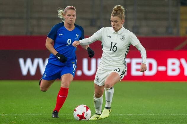 v.li.: Eugenie Le Sommer (Frankreich, 9) im Laufduell, Zweikampf, Duell mit, duel with Linda Dallmann (Deutschland, 16), Fussball, Frauen-Länderspiel, Deutschland - Frankreich,