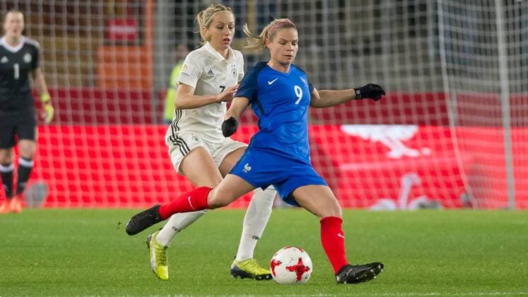 v.li.: Kathrin Hendrich (Deutschland, 3) im Zweikampf, Duell mit, duel with Eugenie Le Sommer (Frankreich, 9), Fussball, Frauen-Länderspiel, Deutschland - Frankreich,