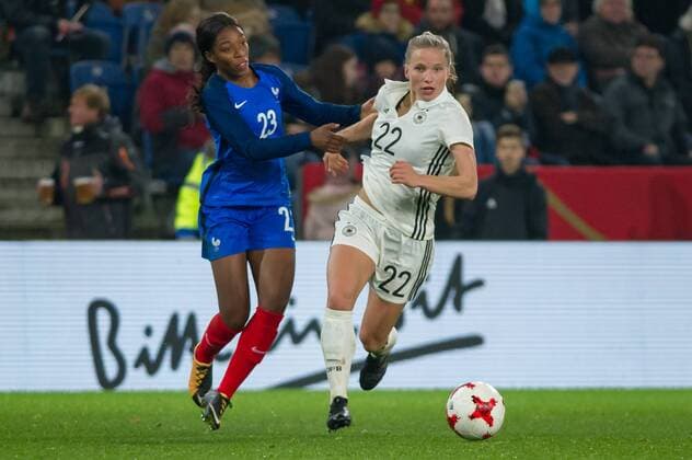 v.li.: Grace Geyoro (Frankreich, 23) im Zweikampf, Duell mit, duel with Tabea Kemme (Deutschland, 22), Fussball, Frauen-Länderspiel, Deutschland - Frankreich,
