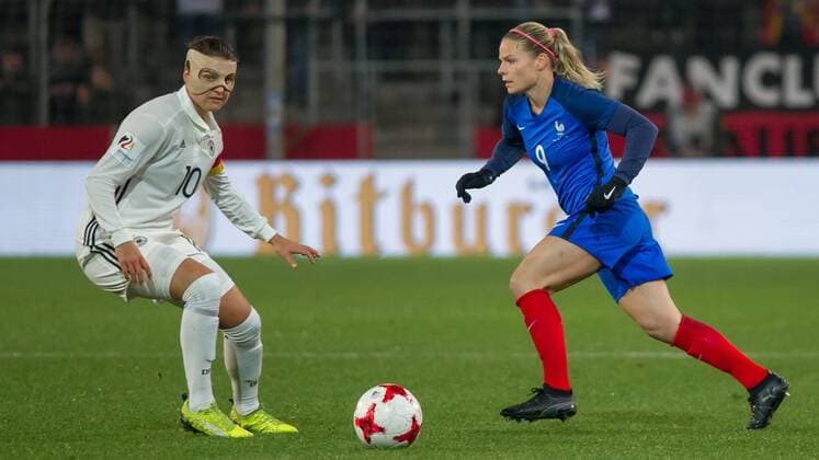 v.li.: Dzsenifer Marozsan (Deutschland, 10) im Zweikampf, Duell mit, duel with Eugenie Le Sommer (Frankreich, 9), Fussball, Frauen-Länderspiel, Deutschland - Frankreich,