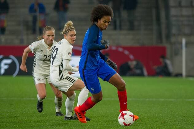 Wendie Renard (Frankreich, 3) am Ball, Einzelbild, Aktion, Action, plays the ball, Fussball, Frauen-Länderspiel, Deutschland - Frankreich,