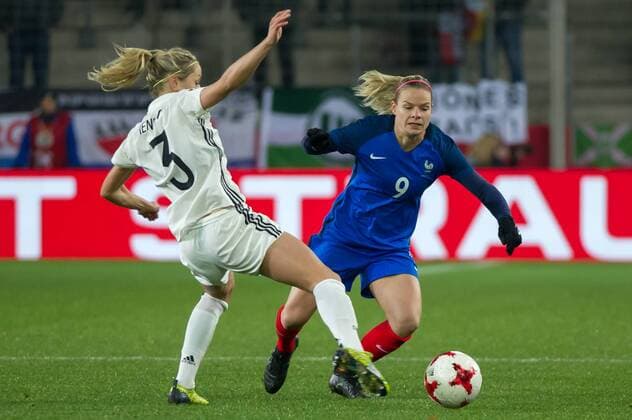 v.li.: Kathrin Hendrich (Deutschland, 3) im Zweikampf, Duell mit, duel with Eugenie Le Sommer (Frankreich, 9), Fussball, Frauen-Länderspiel, Deutschland - Frankreich,