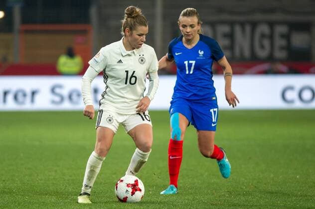 v.li.: Linda Dallmann (Deutschland, 16) im Zweikampf, Duell mit, duel with Marion Torrent (Frankreich, 17), Fussball, Frauen-Länderspiel, Deutschland - Frankreich,