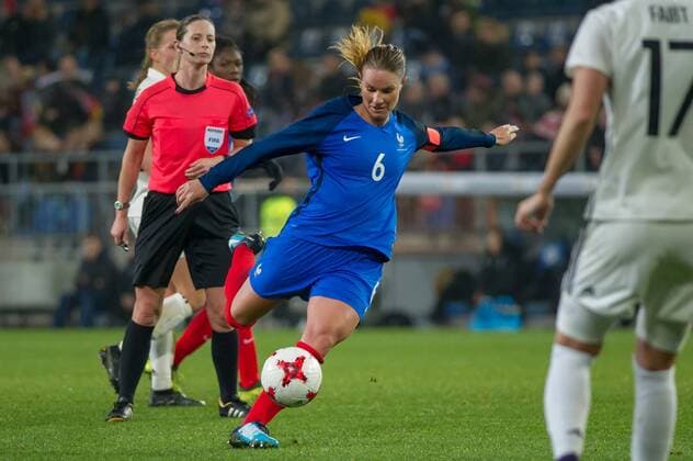 Amandine Henry (Frankreich, 6) beim Torschuss, schiesst auf das Tor, shoots at the goal, Fussball, Frauen-Länderspiel, Deutschland - Frankreich,