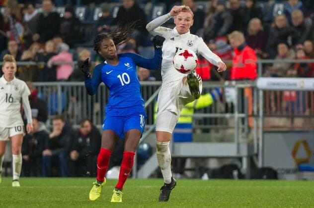 v.li.: Aminata Diallo (Frankreich, 10) im Zweikampf, Duell mit, duel with Dzsenifer Marozsan (Deutschland, 10), Fussball, Frauen-Länderspiel, Deutschland - Frankreich,