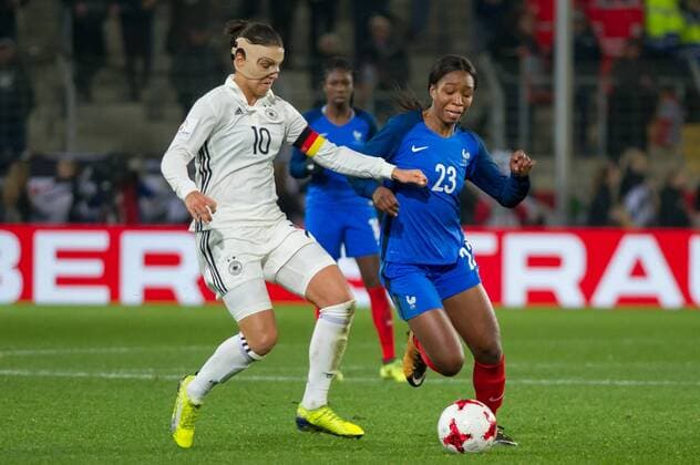 v.li.: Dzsenifer Marozsan (Deutschland, 10) im Zweikampf, Duell mit, duel with Grace Geyoro (Frankreich, 23), Fussball, Frauen-Länderspiel, Deutschland - Frankreich,