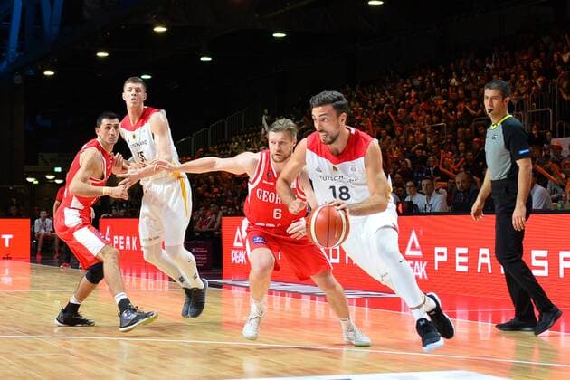 Ismet Akpinar (Deutschland) re., Anatoli Boisa (Georgien) 2.v.re., Deutschland vs. Georgien, Basketball, Qualifikation World Cup 2019, 24.11.2017, Chemnitz Copyright: xEibner-Pressefoto BertxHarzerx EP_BHR