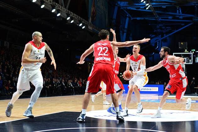 Robin Benzing (Deutschland) am Ball, Mikhail Berischwili (Georgien) re. und Maik Zirbes (Deutschland) li., Deutschland vs. Georgien, Basketball, Qualifikation World Cup 2019, 24.11.2017, Chemnitz Copyright: xEibner-Pressefoto BertxHarzerx EP_BHR