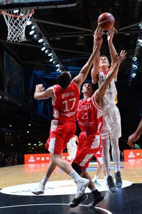 Isaiah Hartenstein (Deutschland) re., am Ball, Mikhail Berischwili (Georgien) li. und Akaki Dvalishvili (Georgien) Mitte, Deutschland vs. Georgien, Basketball, Qualifikation World Cup 2019, 24.11.2017, Chemnitz Copyright: xEibner-Pressefoto BertxHarzerx EP_BHR