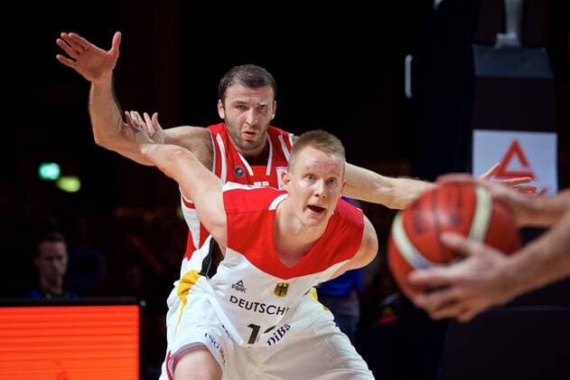 Basketball Chemnitz 24.11.2017 FIBA World Cup Qualifiers Europe WM Qualifikation Europa Deutschland (GER) - Georgien (GEO) Robin Benzing (Deutschland, No.12) Manuchar MARKOISHVILI (Georgien, No.11)