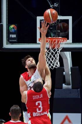 Basketball Chemnitz 24.11.2017 FIBA World Cup Qualifiers Europe WM Qualifikation Europa Deutschland (GER) - Georgien (GEO) Danilo Barthel (Deutschland, No.22) blockt Michael DIXON JR (Georgien, No.03)