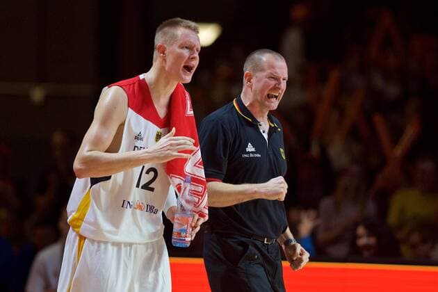 Basketball Chemnitz 24.11.2017 FIBA World Cup Qualifiers Europe WM Qualifikation Europa Deutschland (GER) - Georgien (GEO) Henrik Rödl (Deutschland, Bundestrainer) Roll Roedl Robin Benzing (Deutschland, No.12) Jubel
