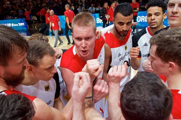 Basketball Chemnitz 24.11.2017 FIBA World Cup Qualifiers Europe WM Qualifikation Europa Deutschland (GER) - Georgien (GEO) Robin Benzing (Deutschland, No.12) Johannes Thiemann (Deutschland, No.32) Robin Amaize (Deutschland, No.16) Isaiah Hartenstein (Deutschland, No.55) Andreas Obst (Deutschland, No.42) Dominic Lockhart (Deutschland, No.03) Danilo Barthel (Deutschland, No.22) Jubel nach dem Spiel