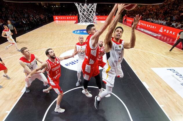 Basketball Chemnitz 24.11.2017 FIBA World Cup Qualifiers Europe WM Qualifikation Europa Deutschland (GER) - Georgien (GEO) Dominic Lockhart (Deutschland, No.03) Goga BITADZE (Georgien, No.35)