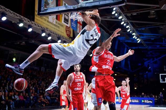 Basketball Chemnitz 24.11.2017 FIBA World Cup Qualifiers Europe WM Qualifikation Europa Deutschland (GER) - Georgien (GEO) Danilo Barthel (Deutschland, No.22) Akaki DVALISHVILI (Georgien, No.21)