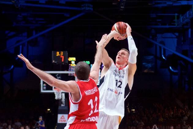 Basketball Chemnitz 24.11.2017 FIBA World Cup Qualifiers Europe WM Qualifikation Europa Deutschland (GER) - Georgien (GEO) Robin Benzing (Deutschland, No.12) Manuchar MARKOISHVILI (Georgien, No.11)