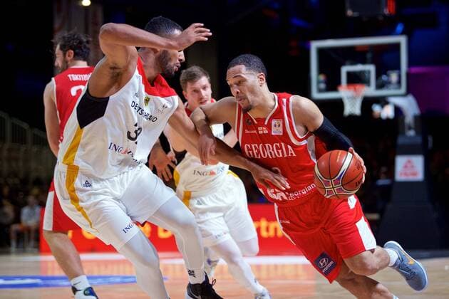 Basketball Chemnitz 24.11.2017 FIBA World Cup Qualifiers Europe WM Qualifikation Europa Deutschland (GER) - Georgien (GEO) Michael DIXON JR (Georgien, No.03) Johannes Thiemann (Deutschland, No.32)