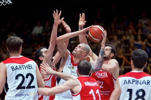Basketball Chemnitz 24.11.2017 FIBA World Cup Qualifiers Europe WM Qualifikation Europa Deutschland (GER) - Georgien (GEO) Maik Zirbes (Deutschland, No.33) Nikoloz TSKITISHVILI (Georgien, No.22)