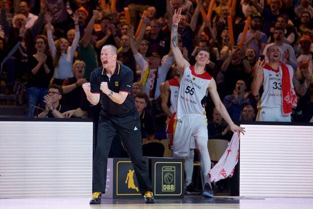 Basketball Chemnitz 24.11.2017 FIBA World Cup Qualifiers Europe WM Qualifikation Europa Deutschland (GER) - Georgien (GEO) Henrik Rödl (Deutschland, Bundestrainer) Roll Roedl Jubel Isaiah Hartenstein (Deutschland, No.55) Maik Zirbes (Deutschland, No.33) hi.