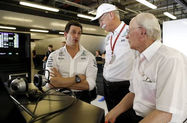 Motorsports: FIA Formula One World Championship WM Weltmeisterschaft 2017, Grand Prix of Abu Dhabi, Toto Wolff (AUT, Mercedes AMG Petronas Formula One Team), Dr. Dieter Zetsche (Chairman of the Board of Management of Daimler AG, Head of Mercedes-Benz Cars), Abu Dhabi United Arab Emirates