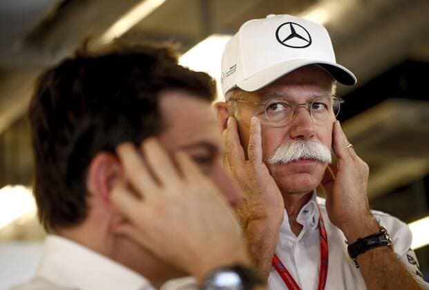 Bilder des Tages - SPORT Motorsports: FIA Formula One World Championship WM Weltmeisterschaft 2017, Grand Prix of Abu Dhabi, Toto Wolff (AUT, Mercedes AMG Petronas Formula One Team), Dr. Dieter Zetsche (Chairman of the Board of Management of Daimler AG, Head of Mercedes-Benz Cars), Abu Dhabi United Arab Emirates