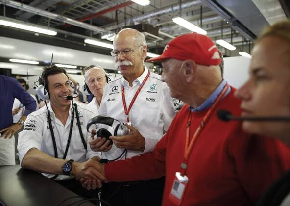 Motorsports: FIA Formula One World Championship WM Weltmeisterschaft 2017, Grand Prix of Abu Dhabi, Toto Wolff (AUT, Mercedes AMG Petronas Formula One Team), Dr. Dieter Zetsche (Chairman of the Board of Management of Daimler AG, Head of Mercedes-Benz Cars), Niki Lauda (AUT, Mercedes AMG Petronas Formula One Team), Abu Dhabi United Arab Emirates