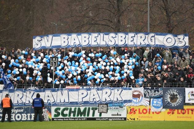 Fussball, Männer, Regionalliga Nordost, Saison 2017 18, 16. Spieltag, SV Babelsberg 03 - BFC Dynamo, Choreographie der Fans des SV Babelsberg 03 vor dem Spiel, 25.11.17, Copyright: xMichaelxHundtx xMatthiasxKochx