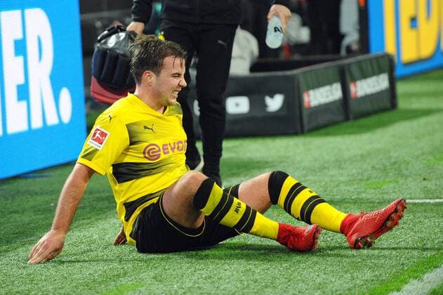 Dortmund, Germany 25.11.2017, 1. Bundesliga 13. Spieltag, BV Borussia Dortmund - FC Schalke 04, Verletzung verletzt Schmerzen bei Mario Goetze (BVB) ( DeFodi521