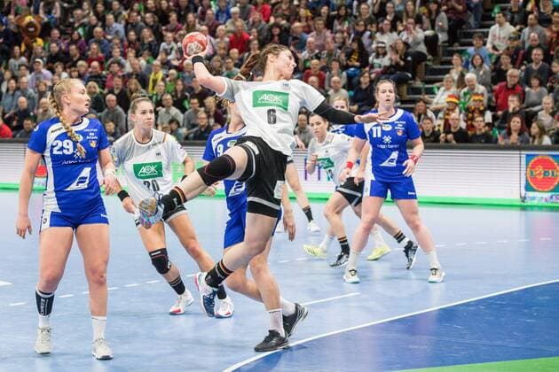 GER, HB Damen, FSP, Deutschland (GER) vs. Island (ISL) 25.11.2017, BallsportARENA, Dresden, GER, HB Damen, FSP, Deutschland (GER) vs. Island (ISL), im Bild Jenny Karolius ( 6, Deutschland), Helena Rut Oervarsdottir ( 29, Island),