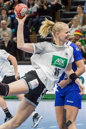 GER, HB Damen, FSP, Deutschland (GER) vs. Island (ISL) 25.11.2017, BallsportARENA, Dresden, GER, HB Damen, FSP, Deutschland (GER) vs. Island (ISL), im Bild Kim Naidzinavicius ( 15, Deutschland), Helena Rut Oervarsdottir ( 29, Island),