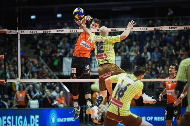 Berlin, Deutschland, 25.11.2017: Russell Kyle (BR Volleys 15) gegen den Block aus Michal Sladecek (Herrsching 12) beim Volleyballspiel im DVV Pokal Viertelfinale zwischen BR Volleys und TSV Herrsching.