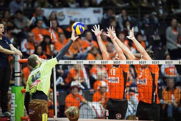 Berlin, Deutschland, 25.11.2017: Michal Sladecek (Herrsching 12) gegen den Block aus Pierre Pujol (BR Volleys 18) und Georg Klein (BR Volleys 7) beim Volleyballspiel im DVV Pokal Viertelfinale zwischen BR Volleys und TSV Herrsching.