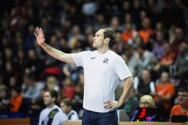 Berlin, Deutschland, 25.11.2017: Trainer Maximilian Hauser (Herrsching) beim Volleyballspiel im DVV Pokal Viertelfinale zwischen BR Volleys und TSV Herrsching.