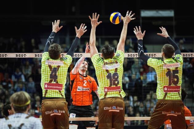 Themen der Woche - SPORT Bilder des Tages - SPORT Berlin, Deutschland, 25.11.2017: Steven Marshall (BR Volleys 2) gegen den Block aus Tim Peter (Herrsching 4), Andre Brown (Herrsching 18) und Christoph Marks (Herrsching 15) beim Volleyballspiel im DVV Pokal Viertelfinale zwischen BR Volleys und TSV Herrsching.