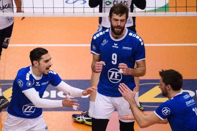 25.11.2017, ZF Arena, Friedrichshafen Volleyball, DVV-Pokal Viertelfinale, VfB Friedrichshafen vs. SVG Lüneburg Lueneburg Jubel Athanasios Protopsaltis ( 7 Friedrichshafen), Philipp Collin ( 9 Friedrichshafen), Simon Tischer ( 10 Friedrichshafen)