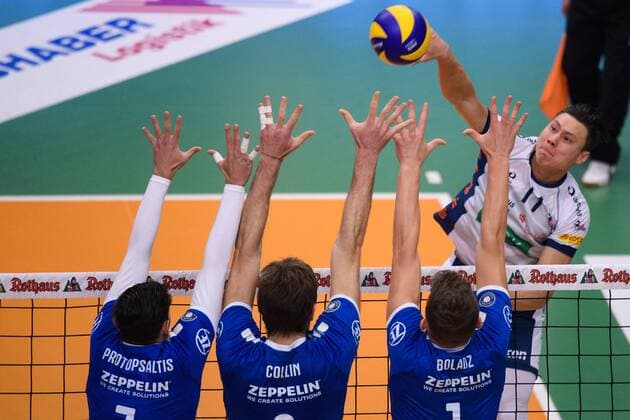 25.11.2017, ZF Arena, Friedrichshafen Volleyball, DVV-Pokal Viertelfinale, VfB Friedrichshafen vs. SVG Lüneburg Lueneburg Block Dreierblock Athanasios Protopsaltis ( 7 Friedrichshafen), Philipp Collin ( 9 Friedrichshafen), Bartlomiej Boladz ( 1 Friedrichshafen) - Angriff Raymond Szeto ( 11 Lueneburg)
