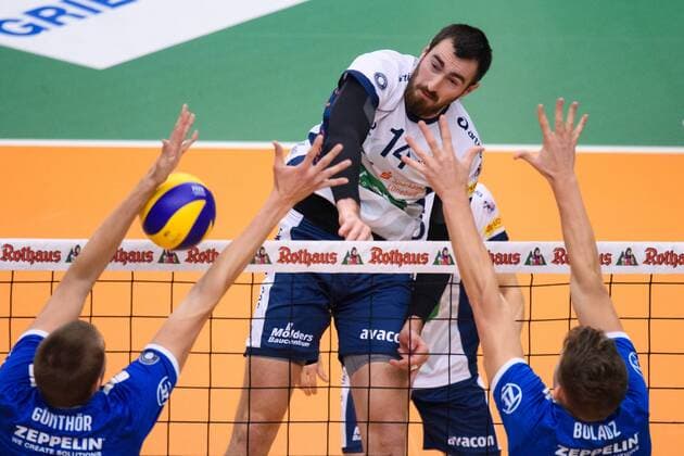 25.11.2017, ZF Arena, Friedrichshafen Volleyball, DVV-Pokal Viertelfinale, VfB Friedrichshafen vs. SVG Lüneburg Lueneburg Angriff Michel Schlien ( 14 Lueneburg) - Block Doppelblock Jakob Günthör Guenthoer ( 12 Friedrichshafen), Bartlomiej Boladz ( 1 Friedrichshafen)