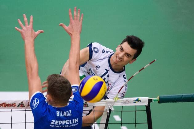 25.11.2017, ZF Arena, Friedrichshafen Volleyball, DVV-Pokal Viertelfinale, VfB Friedrichshafen vs. SVG Lüneburg Lueneburg Block Bartlomiej Boladz ( 1 Friedrichshafen) - Angriff Ryan Sclater ( 15 Lueneburg)