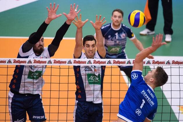 25.11.2017, ZF Arena, Friedrichshafen Volleyball, DVV-Pokal Viertelfinale, VfB Friedrichshafen vs. SVG Lüneburg Lueneburg Block Doppelblock Michel Schlien ( 14 Lueneburg), Ryan Sclater ( 15 Lueneburg) - Angriff Bartlomiej Boladz ( 1 Friedrichshafen)