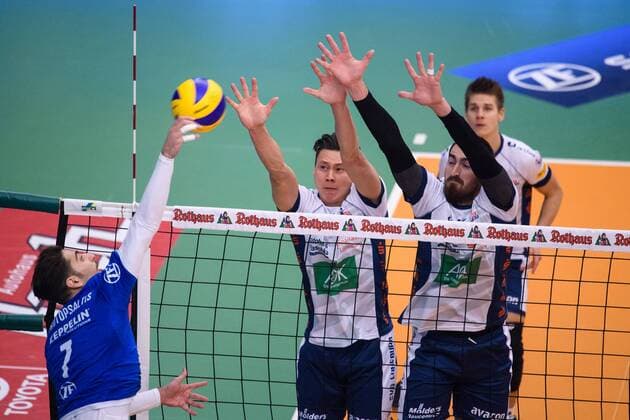 25.11.2017, ZF Arena, Friedrichshafen Volleyball, DVV-Pokal Viertelfinale, VfB Friedrichshafen vs. SVG Lüneburg Lueneburg Angriff Athanasios Protopsaltis ( 7 Friedrichshafen) - Block Doppelblock Raymond Szeto ( 11 Lueneburg), Michel Schlien ( 14 Lueneburg)