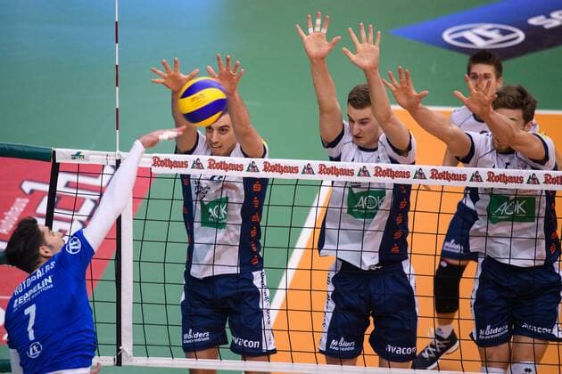25.11.2017, ZF Arena, Friedrichshafen Volleyball, DVV-Pokal Viertelfinale, VfB Friedrichshafen vs. SVG Lüneburg Lueneburg Angriff Athanasios Protopsaltis ( 7 Friedrichshafen) - Block Dreierblock Ryan Sclater ( 15 Lueneburg), Noah Baxpöhler Baxpoehler ( 4 Lueneburg), Cody Kessel ( 5 Lueneburg)