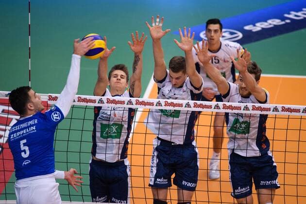 25.11.2017, ZF Arena, Friedrichshafen Volleyball, DVV-Pokal Viertelfinale, VfB Friedrichshafen vs. SVG Lüneburg Lueneburg Angriff David Sossenheimer ( 5 Friedrichshafen) - Block Dreierblock Adam Kocian ( 8 Lueneburg), Noah Baxpöhler Baxpoehler ( 4 Lueneburg), Cody Kessel ( 5 Lueneburg)