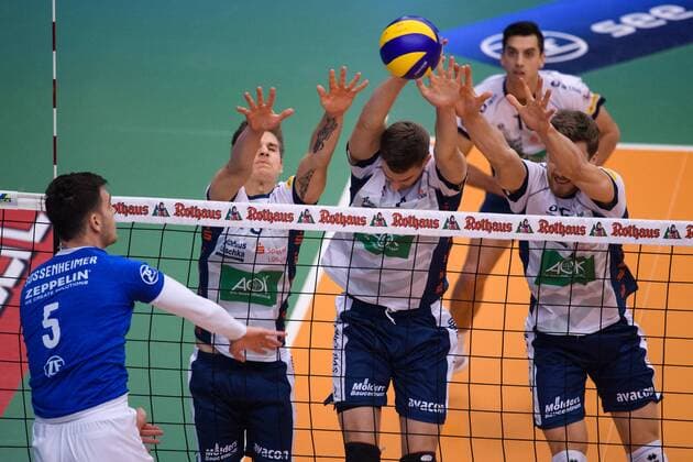 25.11.2017, ZF Arena, Friedrichshafen Volleyball, DVV-Pokal Viertelfinale, VfB Friedrichshafen vs. SVG Lüneburg Lueneburg Angriff David Sossenheimer ( 5 Friedrichshafen) - Block Dreierblock Adam Kocian ( 8 Lueneburg), Noah Baxpöhler Baxpoehler ( 4 Lueneburg), Cody Kessel ( 5 Lueneburg)