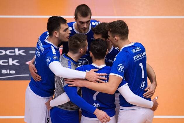 25.11.2017, ZF Arena, Friedrichshafen Volleyball, DVV-Pokal Viertelfinale, VfB Friedrichshafen vs. SVG Lüneburg Lueneburg Jubel David Sossenheimer ( 5 Friedrichshafen), Jakob Günthör Guenthoer ( 12 Friedrichshafen), Markus Steuerwald ( 13 Friedrichshafen), Athanasios Protopsaltis ( 7 Friedrichshafen), Bartlomiej Boladz ( 1 Friedrichshafen), Simon Tischer ( 10 Friedrichshafen)