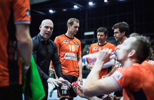 Berlin, Deutschland, 25.11.2017: Trainer Luke Reynolds (BR Volleys) beim Volleyballspiel im DVV Pokal Viertelfinale zwischen BR Volleys und TSV Herrsching.