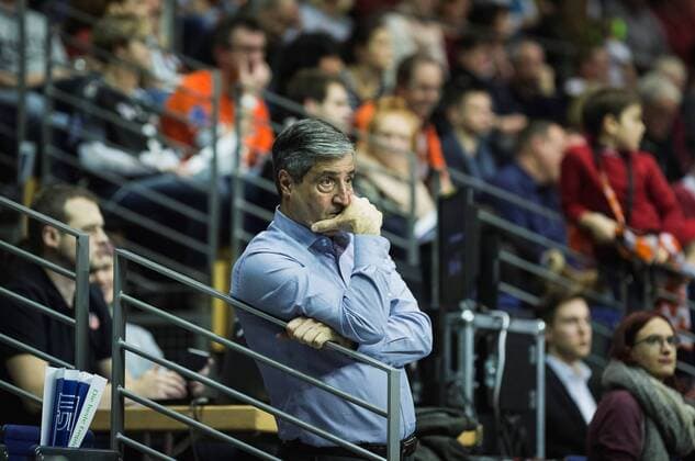 Berlin, Deutschland, 25.11.2017: Manager Kaweh Niroomand beim Volleyballspiel im DVV Pokal Viertelfinale zwischen BR Volleys und TSV Herrsching.