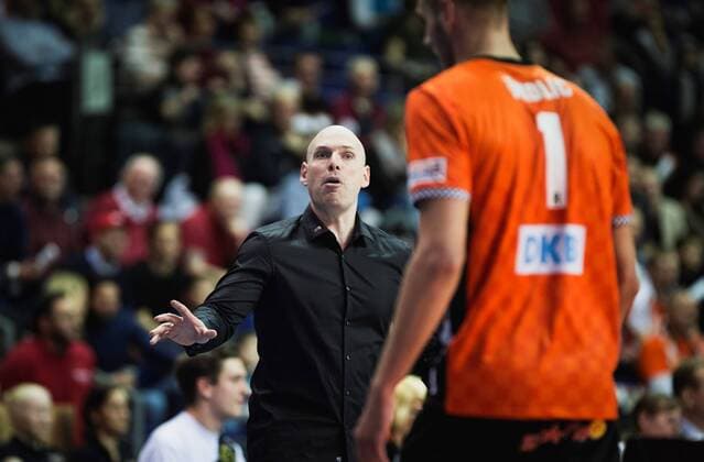 Berlin, Deutschland, 25.11.2017: Trainer Luke Reynolds (BR Volleys) beim Volleyballspiel im DVV Pokal Viertelfinale zwischen BR Volleys und TSV Herrsching.