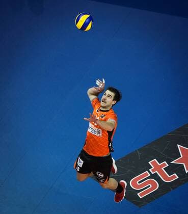 Berlin, Deutschland, 25.11.2017: Pierre Pujol (BR Volleys 18) beim Volleyballspiel im DVV Pokal Viertelfinale zwischen BR Volleys und TSV Herrsching.