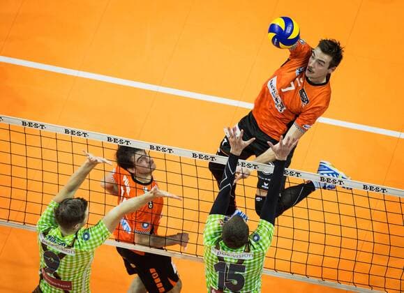 Berlin, Deutschland, 25.11.2017: Georg Klein (BR Volleys 7) gegen den Block aus Wilhelm Nilsson (Herrsching 9) und Christoph Marks (Herrsching 15) beim Volleyballspiel im DVV Pokal Viertelfinale zwischen BR Volleys und TSV Herrsching.